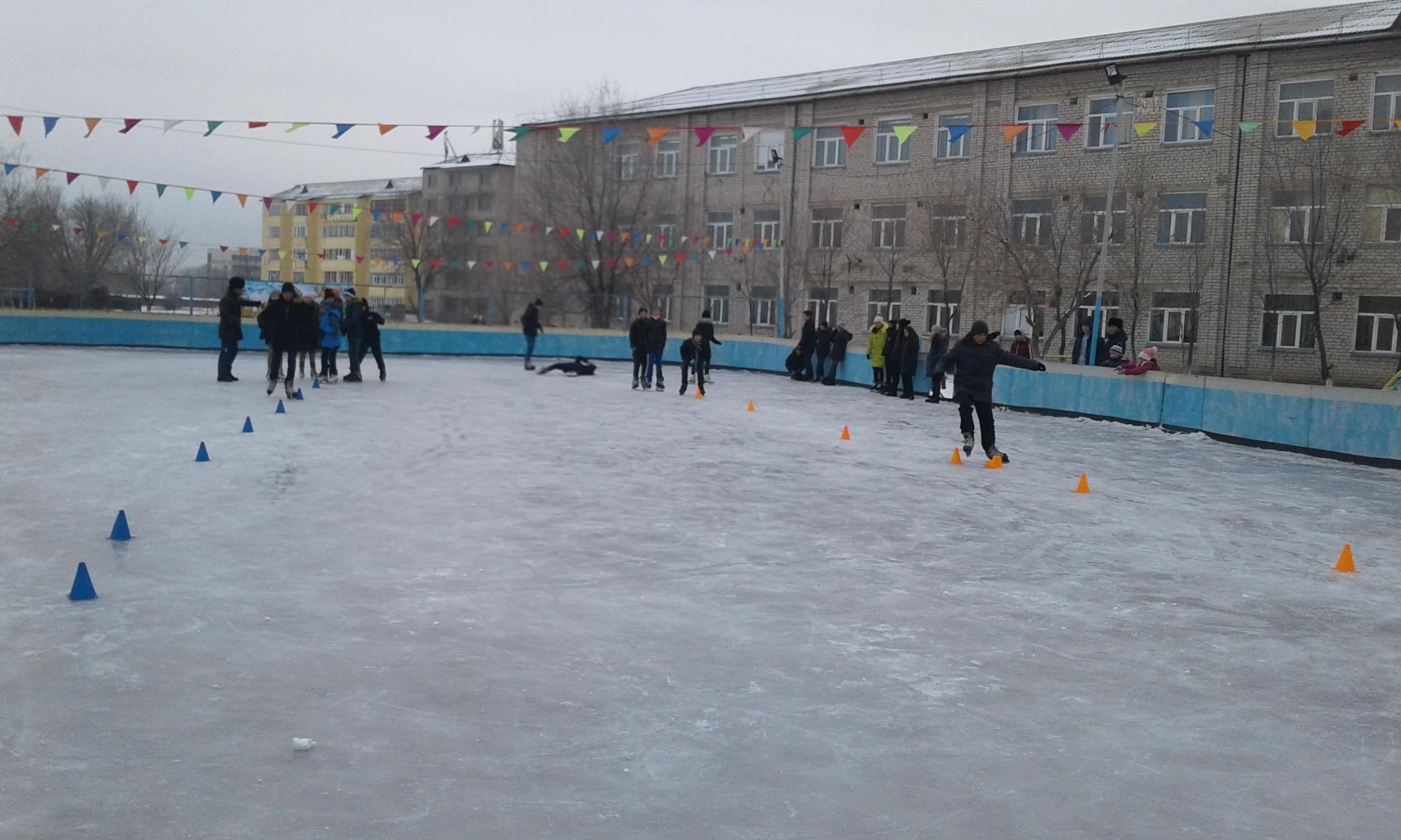 7 сынып оқушылары арасында коньки тебушілер эстафетасы өтті. 