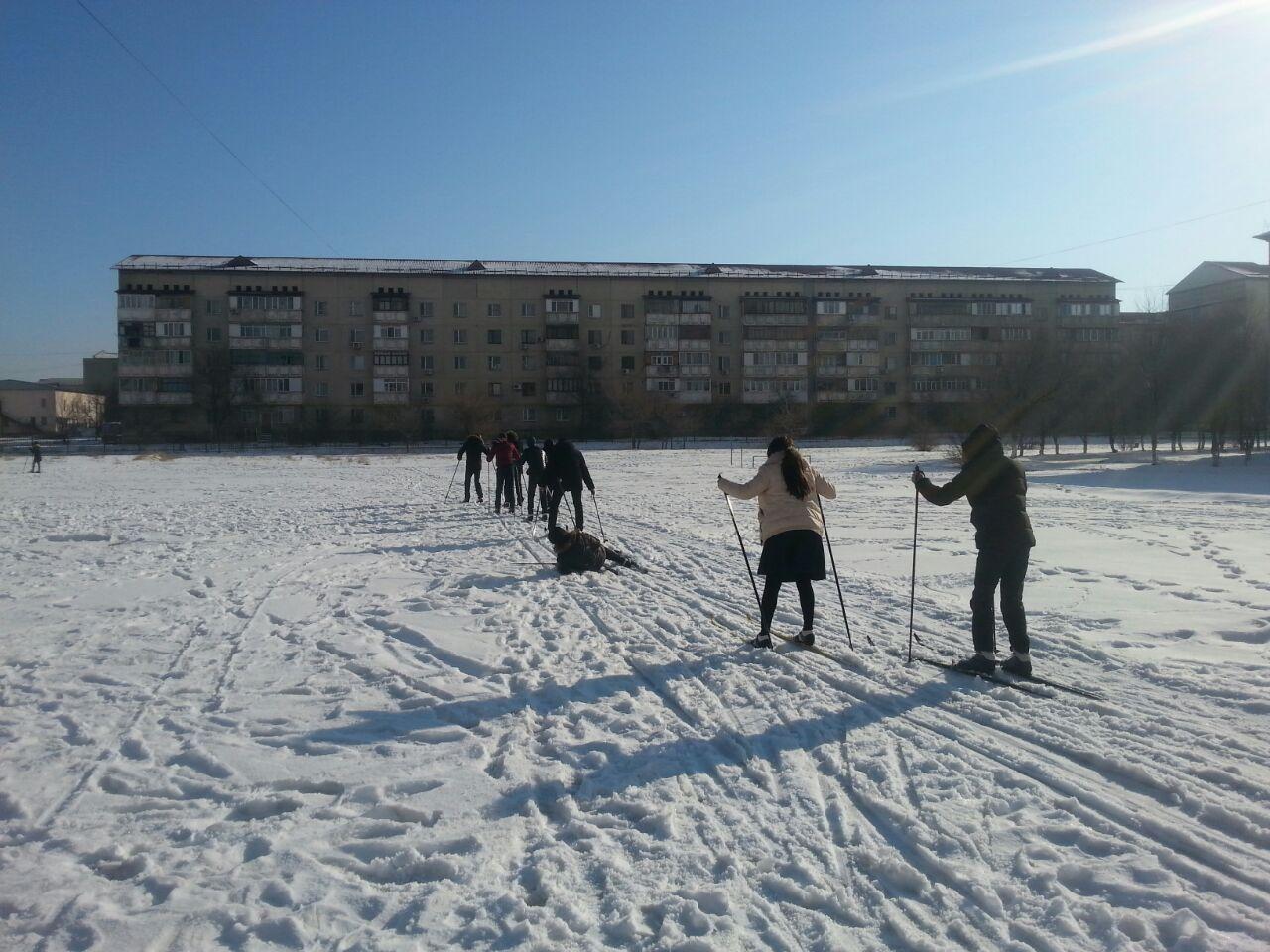 №17 орта мектебінің 2017-2018 оқу жылындағы «Денсаулық – зор байлық» атты  қысқы шаңғы тебу жарысы өткені туралы мәлімет.